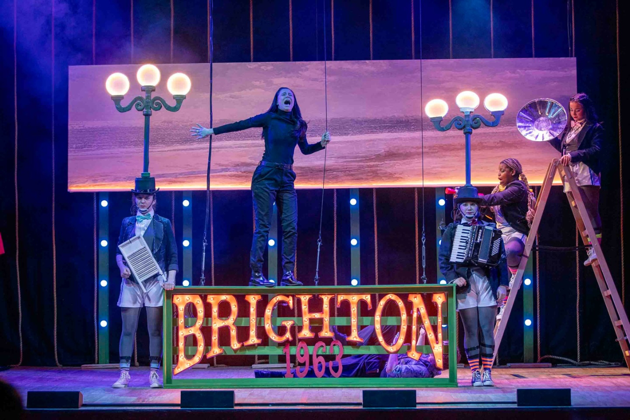 A production photograph from One Man, Two Guvnors.